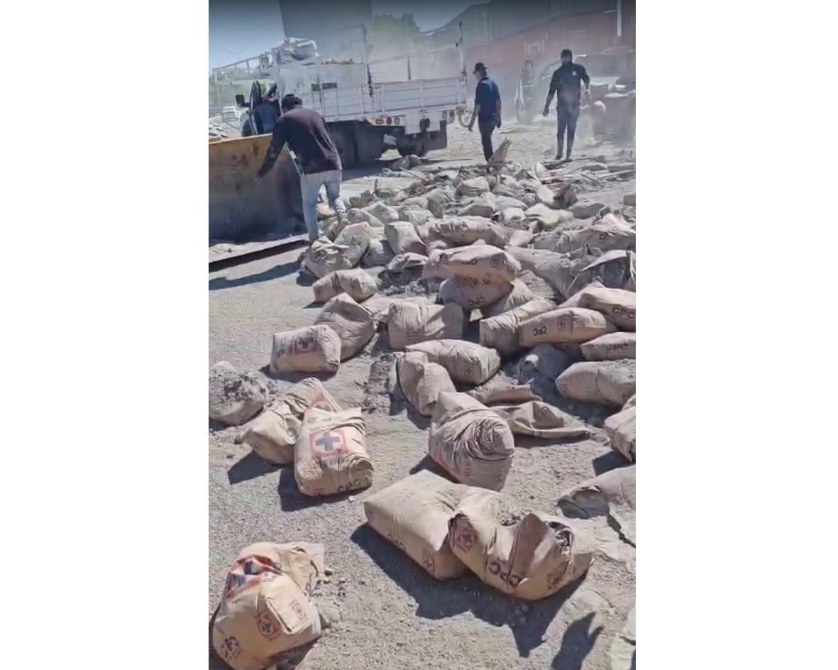 $!En La Cruz de Elota, tren embiste a tráiler cargado de cemento; no se reportan lesionados