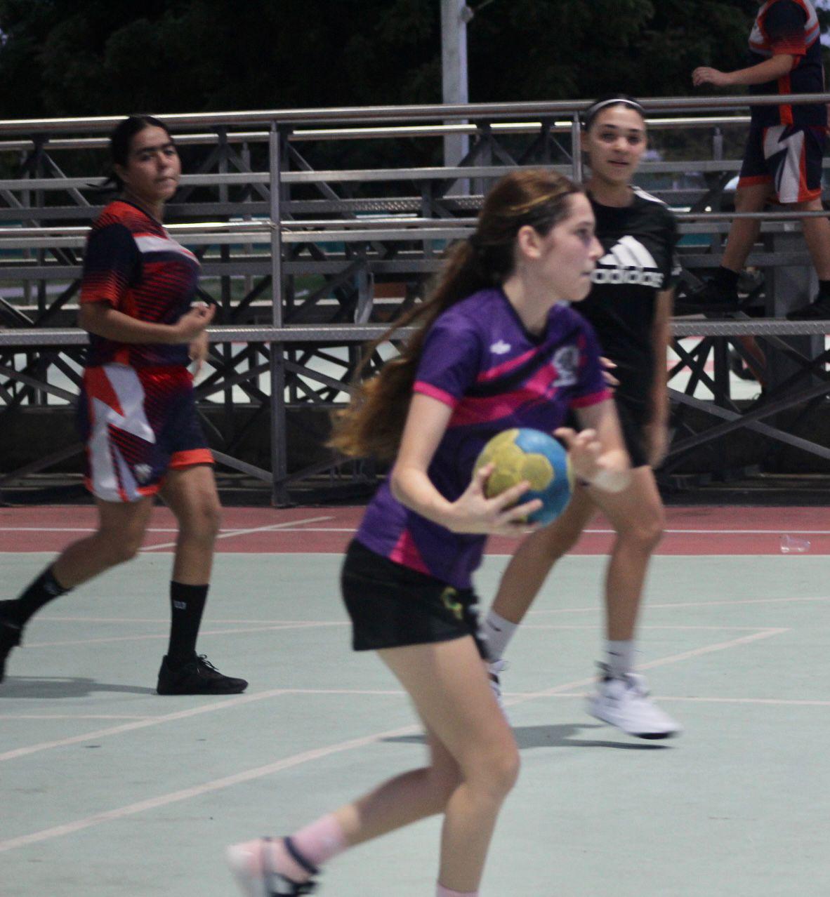 $!Ponen a prueba jóvenes su destreza en handball y atletismo