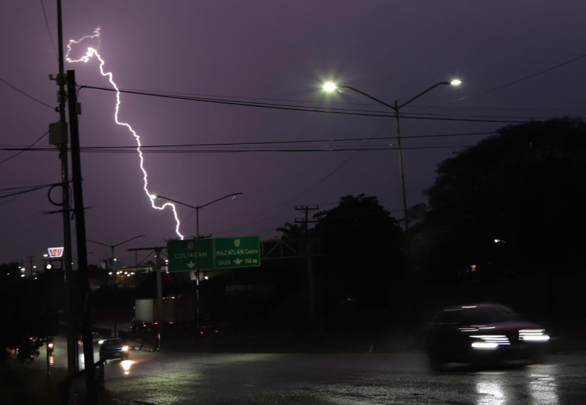 $!Encharcamientos y apagones dejan lluvias en Mazatlán