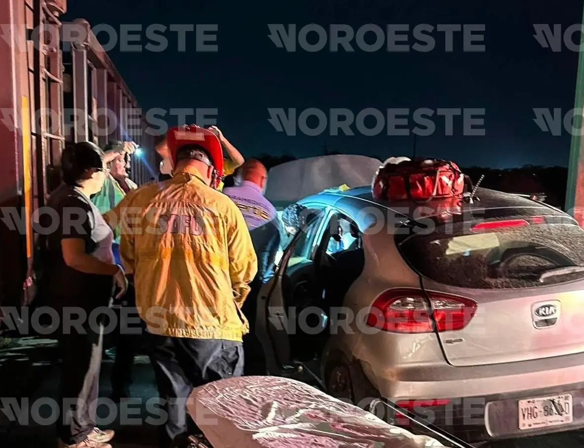 $!Ferrocarril arrolla un automóvil en crucero de Paseo del Atlántico en la Marina Mazatlán; hospitalizan al conductor