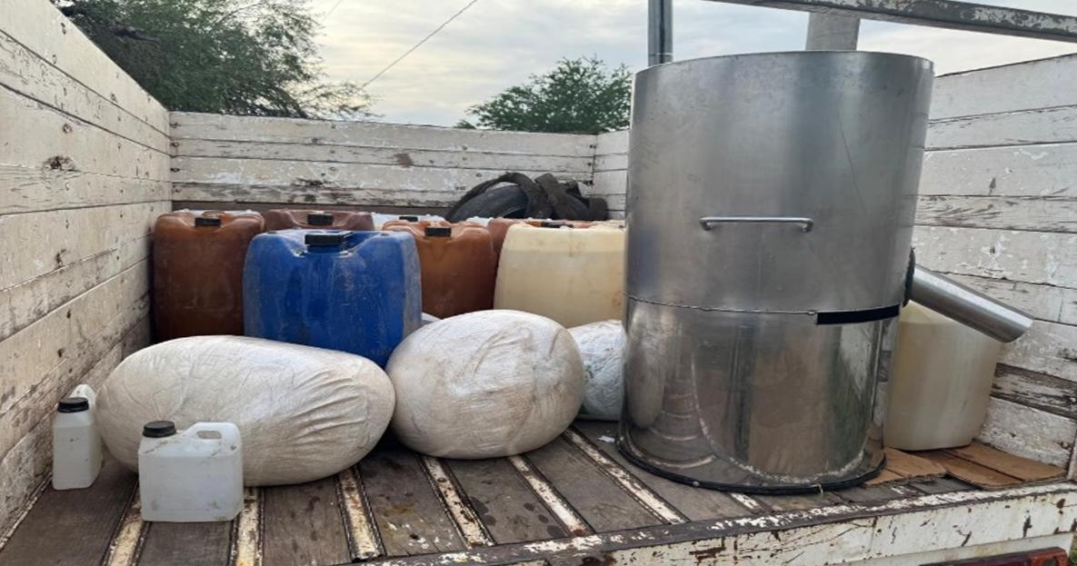 $!Ejército asegura 90 kilos de metanfetamina y químicos para droga en Culiacán