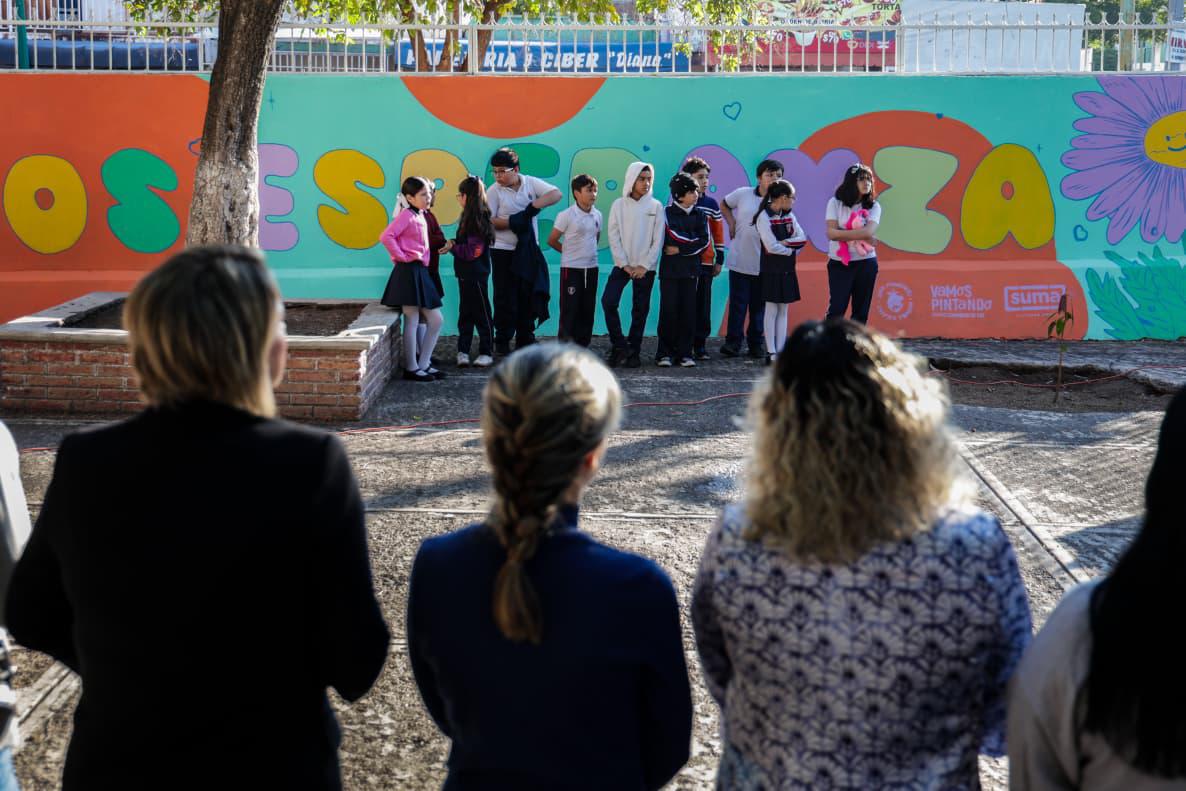 $!Inauguran mural por la paz en la Primaria Sócrates de Culiacán; niños asesinados son representados en el mismo
