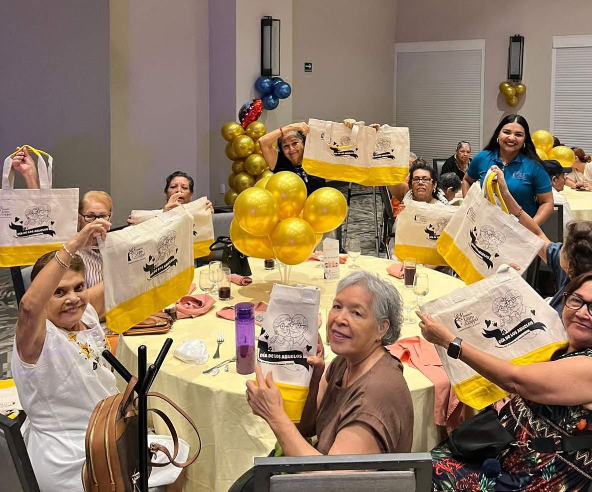 $!Muy contentos los asistentes con sus regalos.