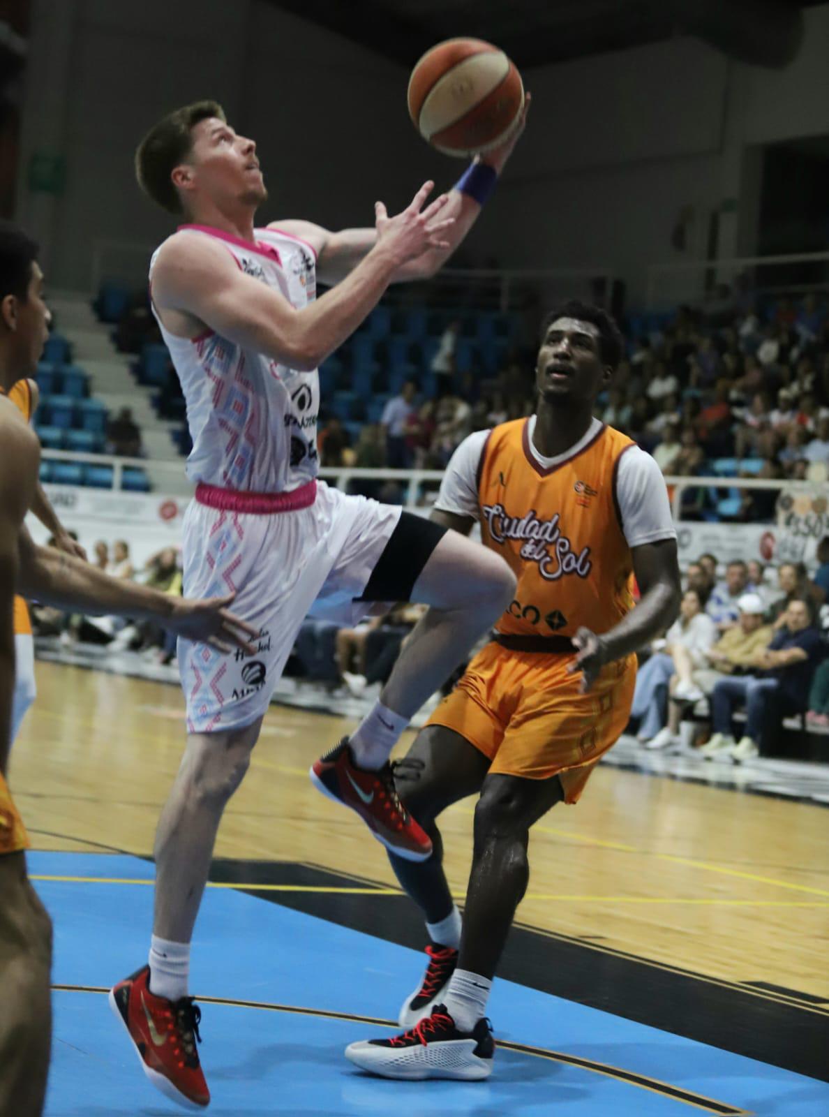 $!Venados Basketball liga triunfos en inicio de serie en el puerto