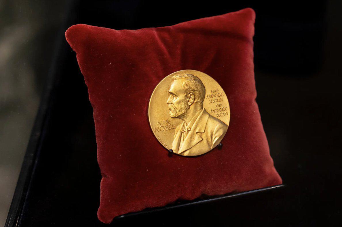 $!Fundación Nobel afirma que un premio ‘no se puede compartir ni transferir’ luego de que Machado entregó medalla a Trump