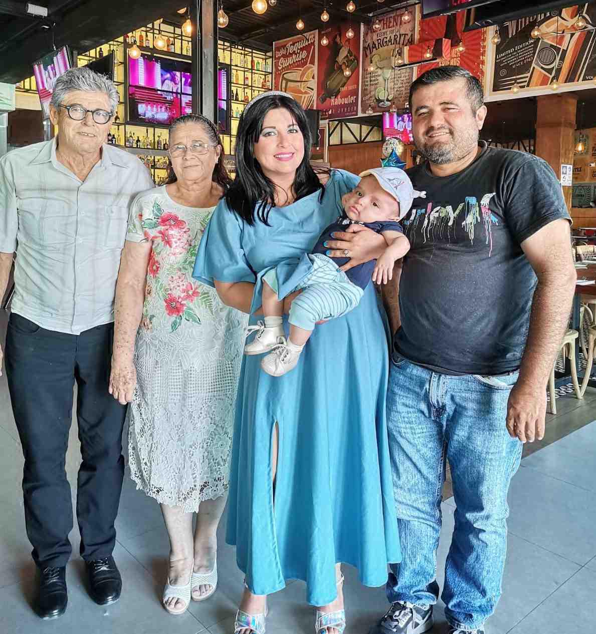 $!Jesús Antonio Arámburo Sánchez, Martha Elena González Santos y Óscar Tiznado González, junto al pequeño André y su mamá, Julieta.