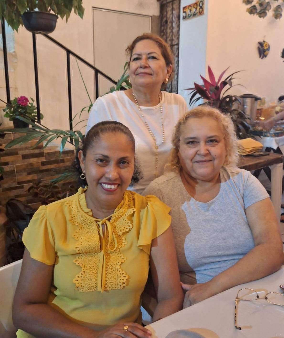 $!La cumpleañera entre Tania Barajas y María Chiquete.