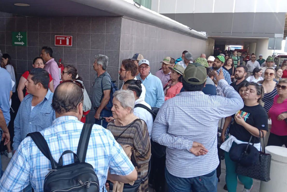 $!Maiceros toman Culiacán y paralizan el Aeropuerto
