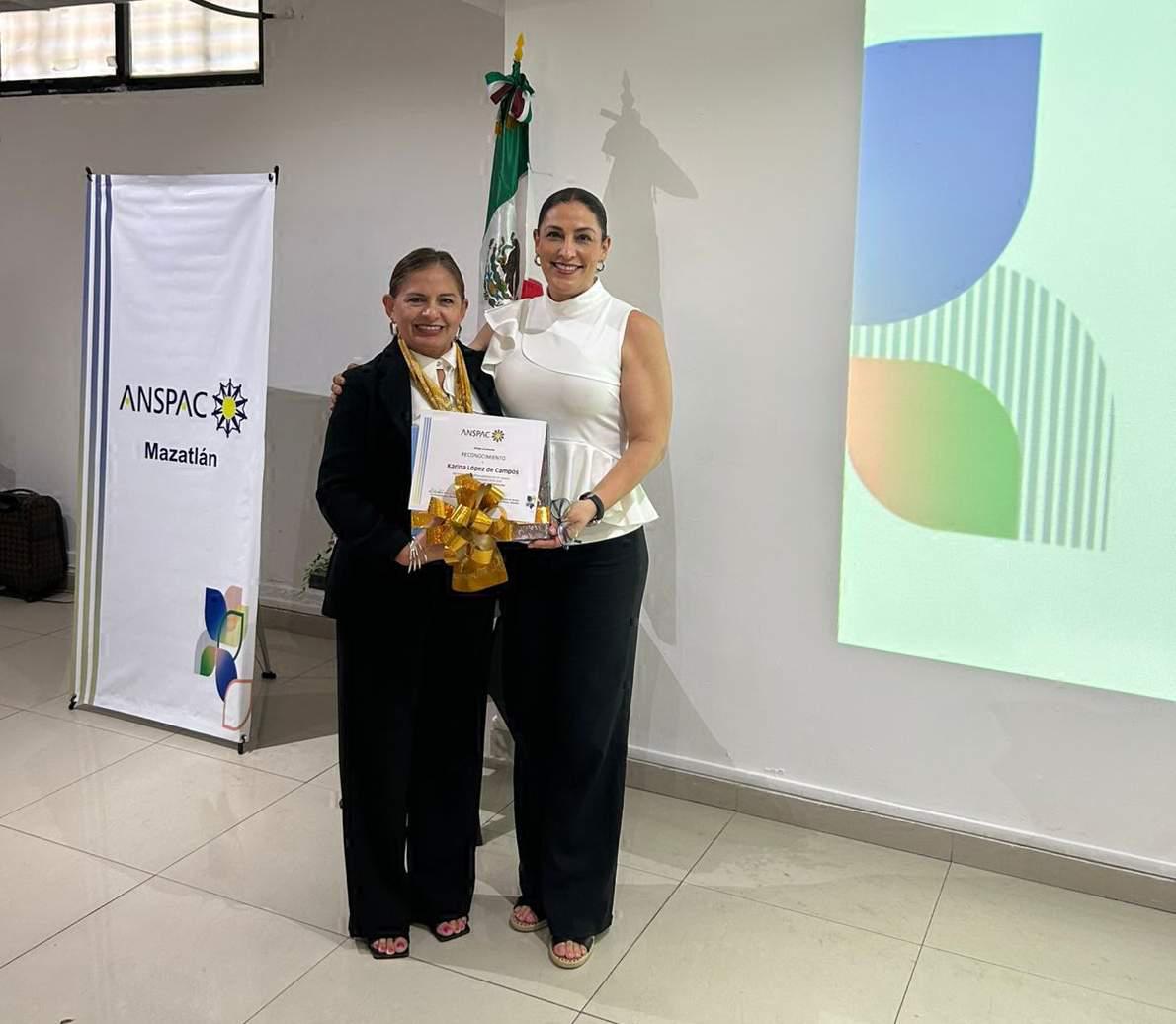 $!Liz Benítez hace entrega de un reconocimiento a la expositora Karina López.