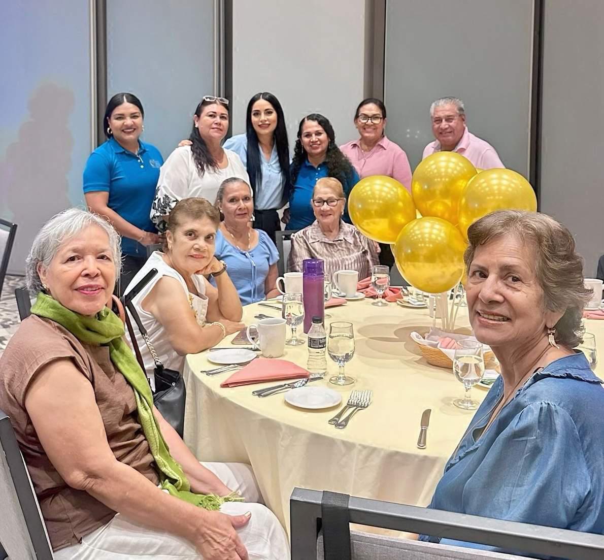 $!Los abuelitos fueron recibidos con una cálida bienvenida y muchas sonrisas por parte del equipo organizador.