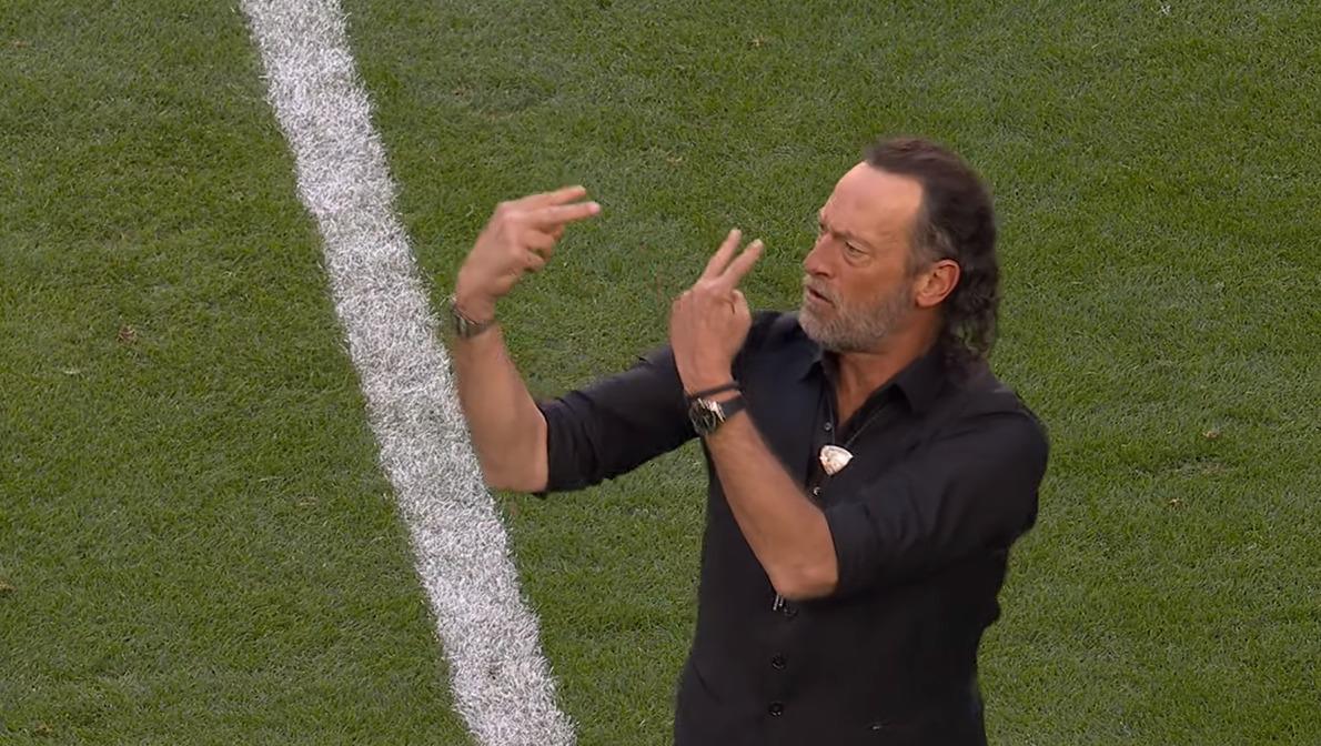 $!El actor Troy Kotsur, ganador del Oscar, interpreta el himno en el lenguaje para sordomudos.