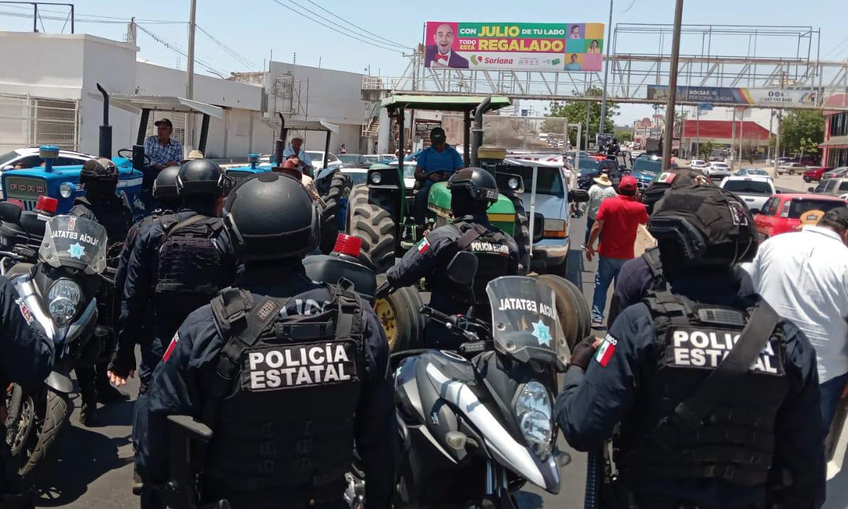 $!Maiceros toman Culiacán y paralizan el Aeropuerto