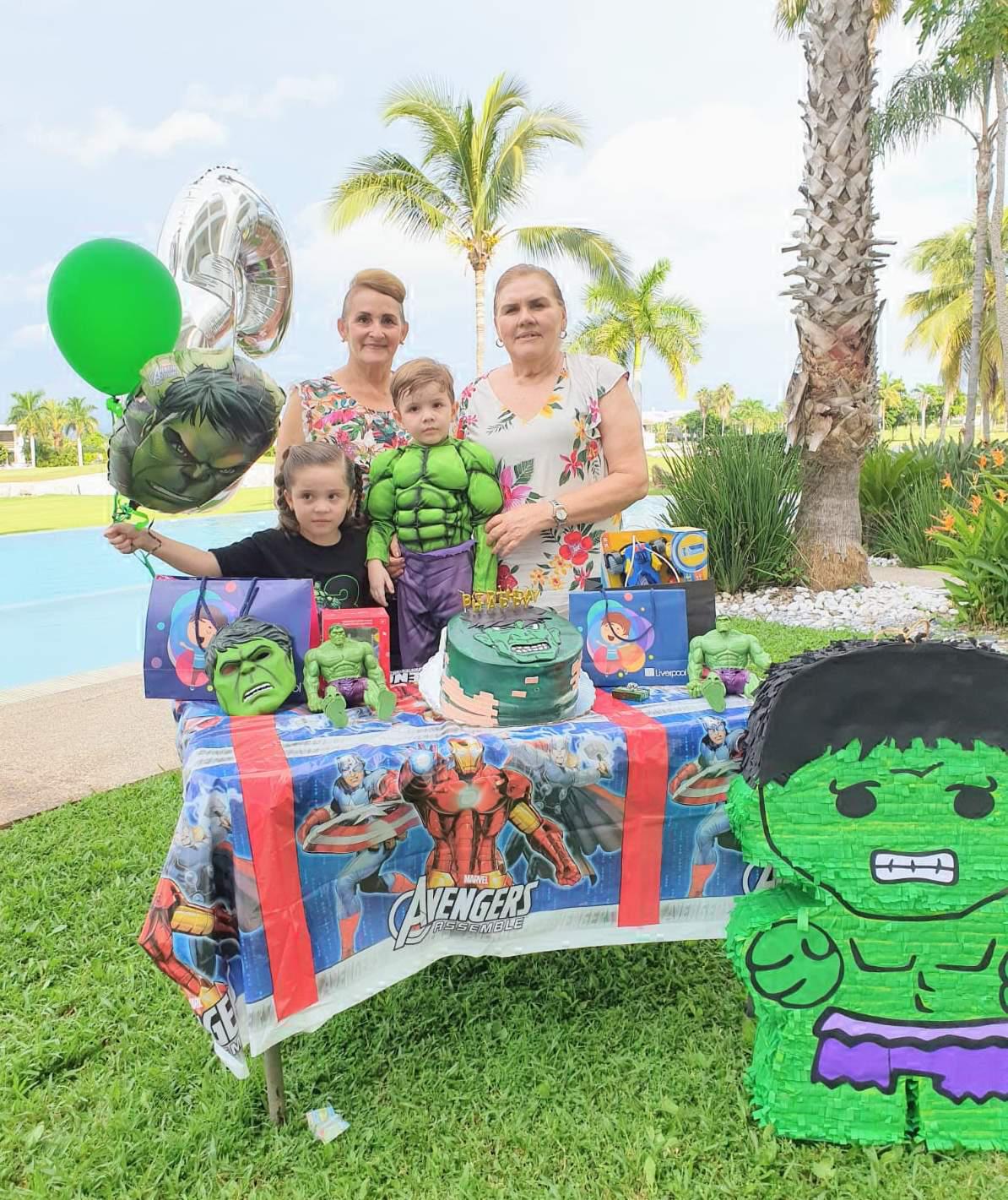 $!Leonardo y su hermana, Dariana, con sus abuelitas, Lourdes Osuna y Rebeca Lizárraga.