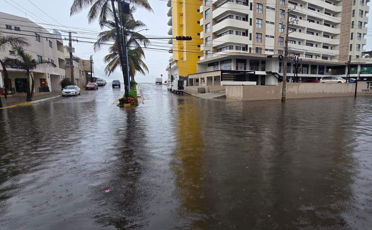 $!Una vez más se inunda la avenida Cruz Lizárraga tras constante lluvia en Mazatlán