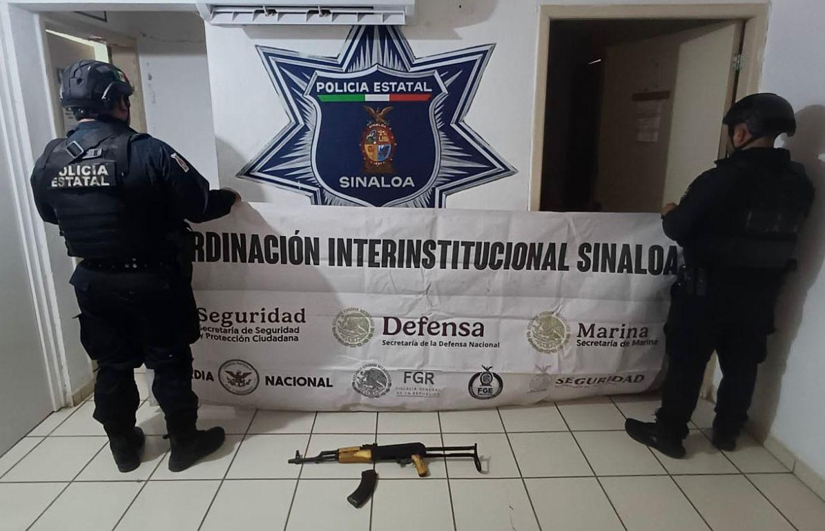 $!Policía Estatal asegura fusil AK-47 y municiones tras evasión de motociclista en Culiacán