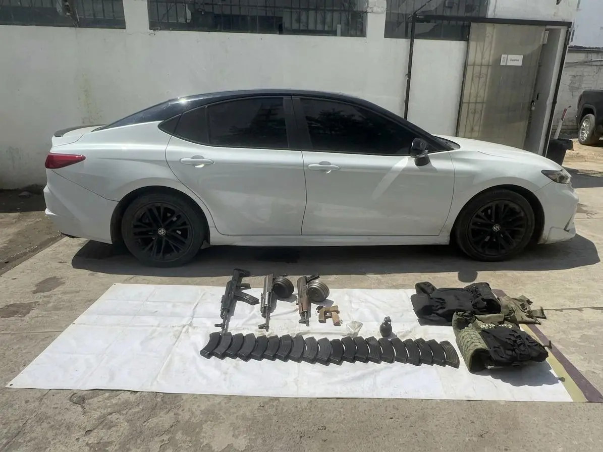 $!Marina detiene a dos hombres con un arsenal, un artefacto explosivo y un auto en el fraccionamiento Cibeles, en Mazatlán