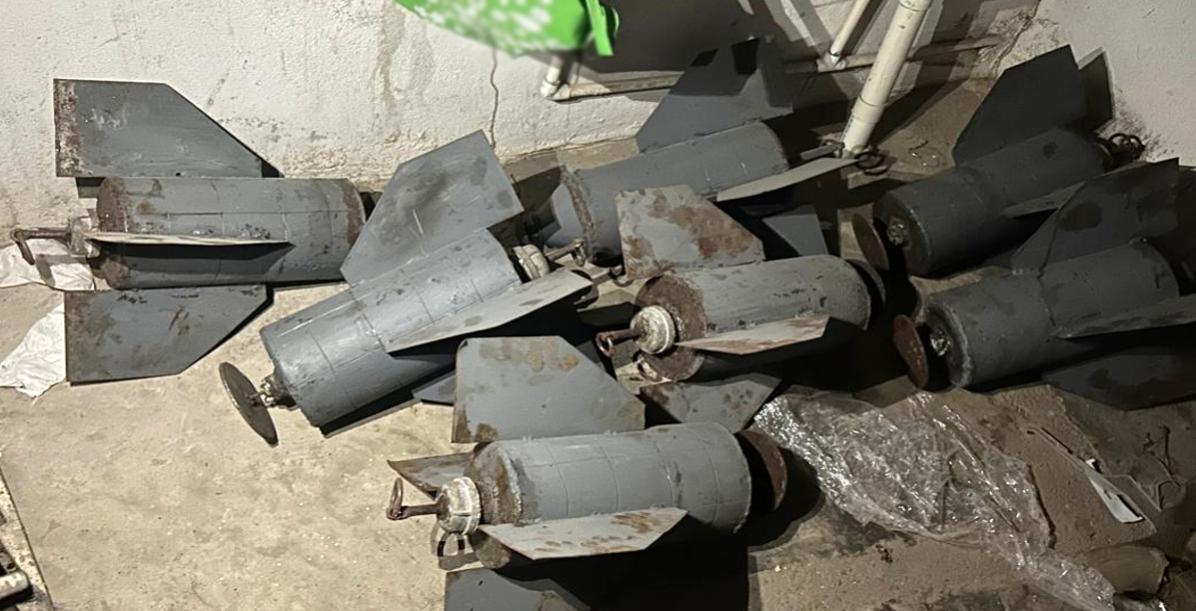 $!Hallan arsenal y 70 explosivos en vivienda de Escuinapa durante operativo militar