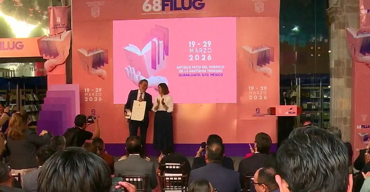 $!El escritor agradece a la Universidad de Guanajuato y a la feria el reconocimiento.