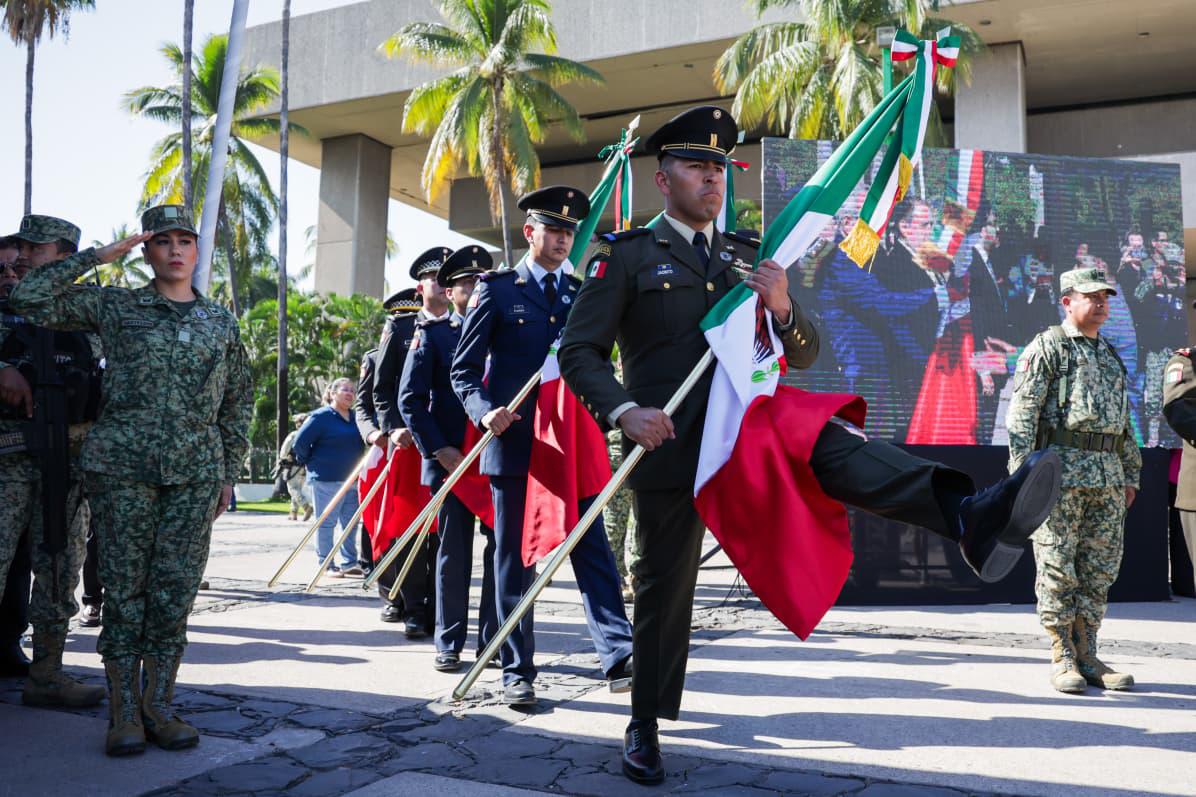 $!Sinaloa conmemora el Día de la Bandera; Rocha toma protesta a escoltas estudiantiles