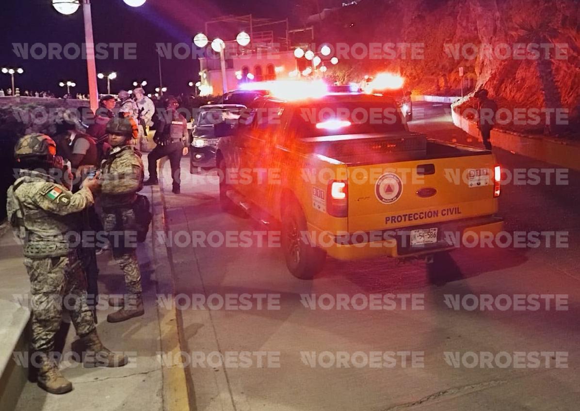 $!Muere elemento de la Marina tras caer a zona rocosa del Paseo del Centenario, en Mazatlán