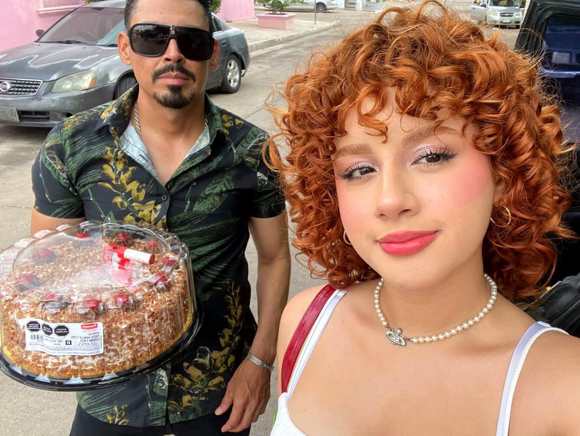 $!El cumpleañero arribó con el pastel, acompañado de su sobrina Mía Aviery.