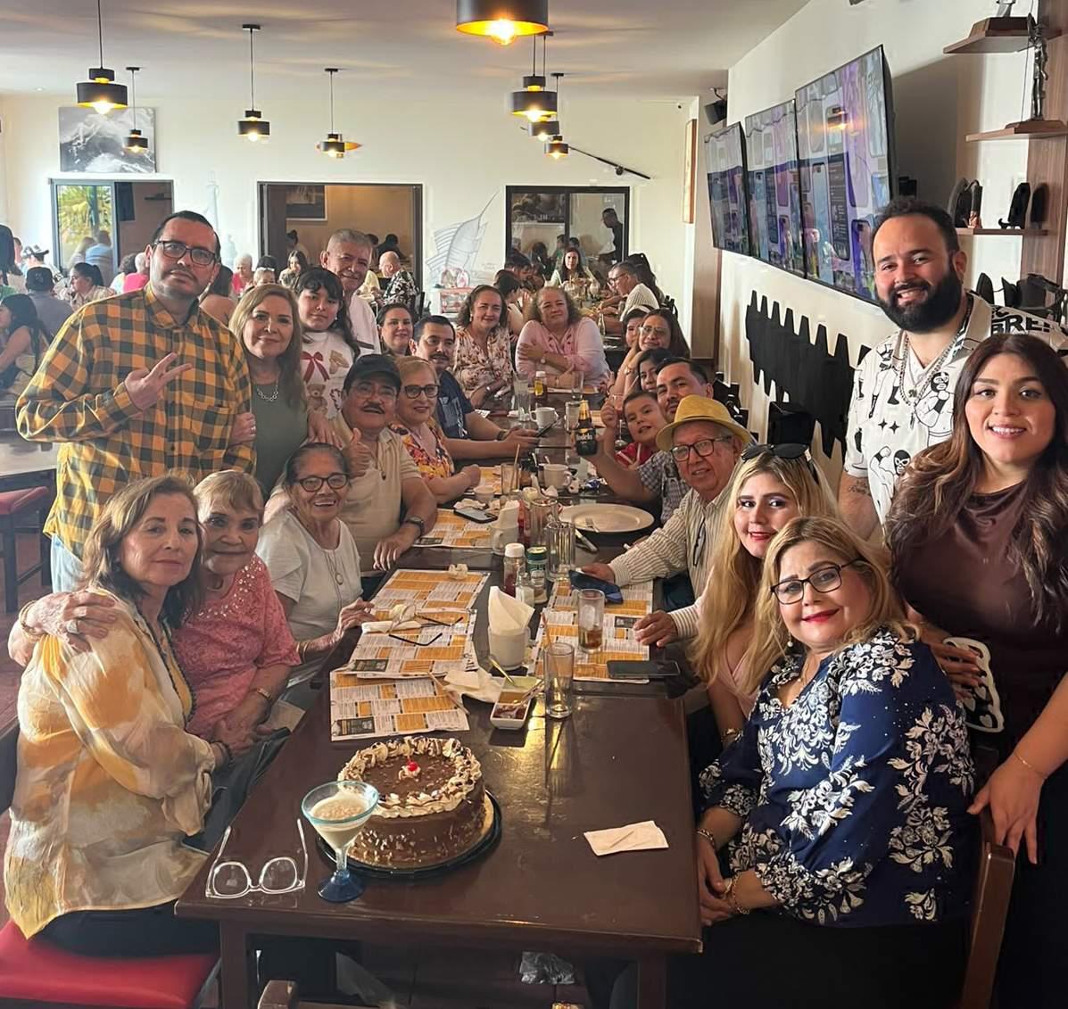 $!El festejo se realizó en un ambiente familiar, donde el tenor fue consentido durante su celebración de cumpleaños.