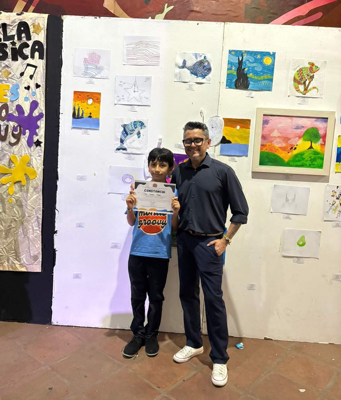 $!El maestro Julio Rochín junto al pequeño alumno Julio Vázquez.