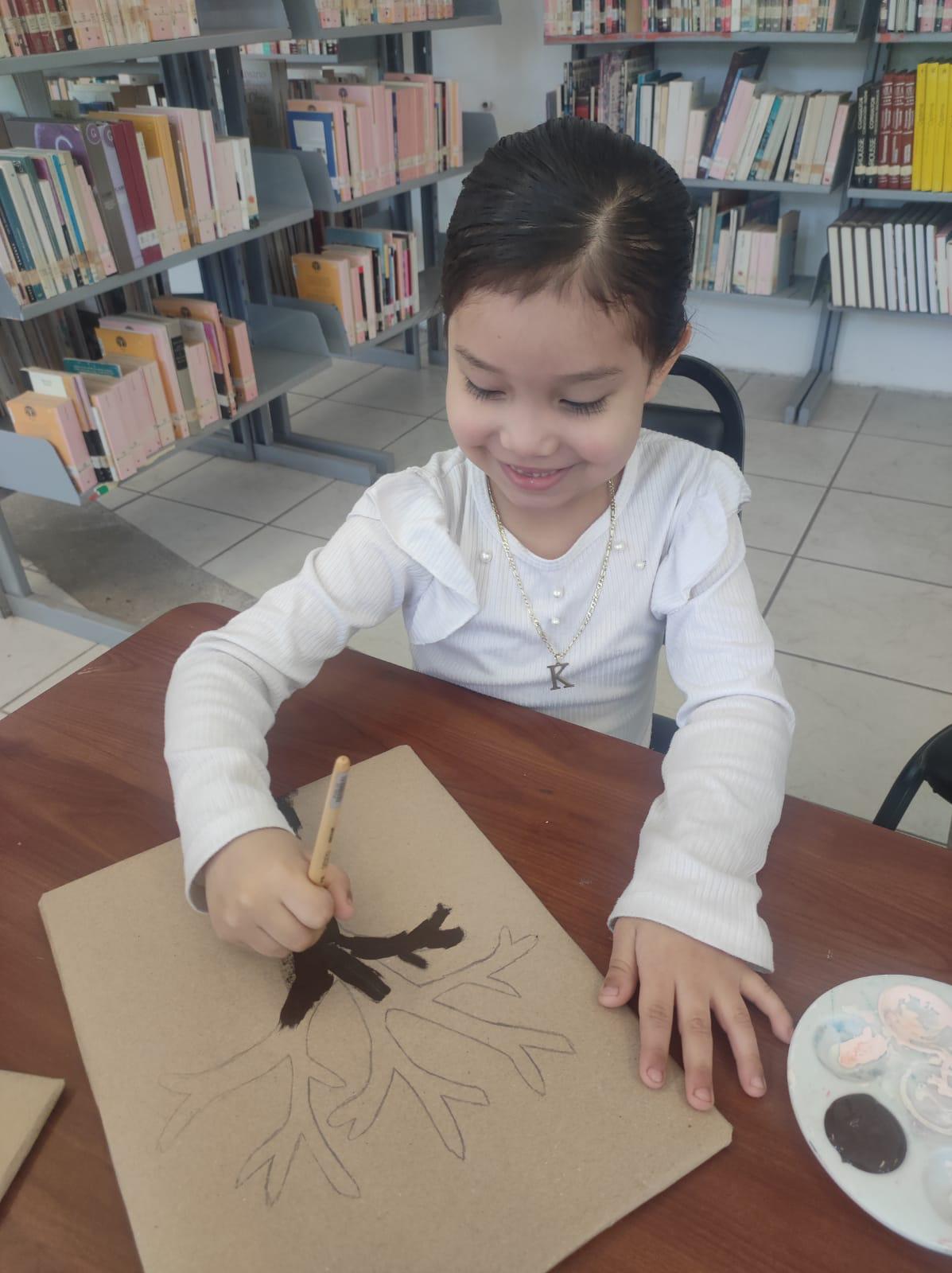 $!Llos pequeños asistentes dieron color a un árbol con mariposas.