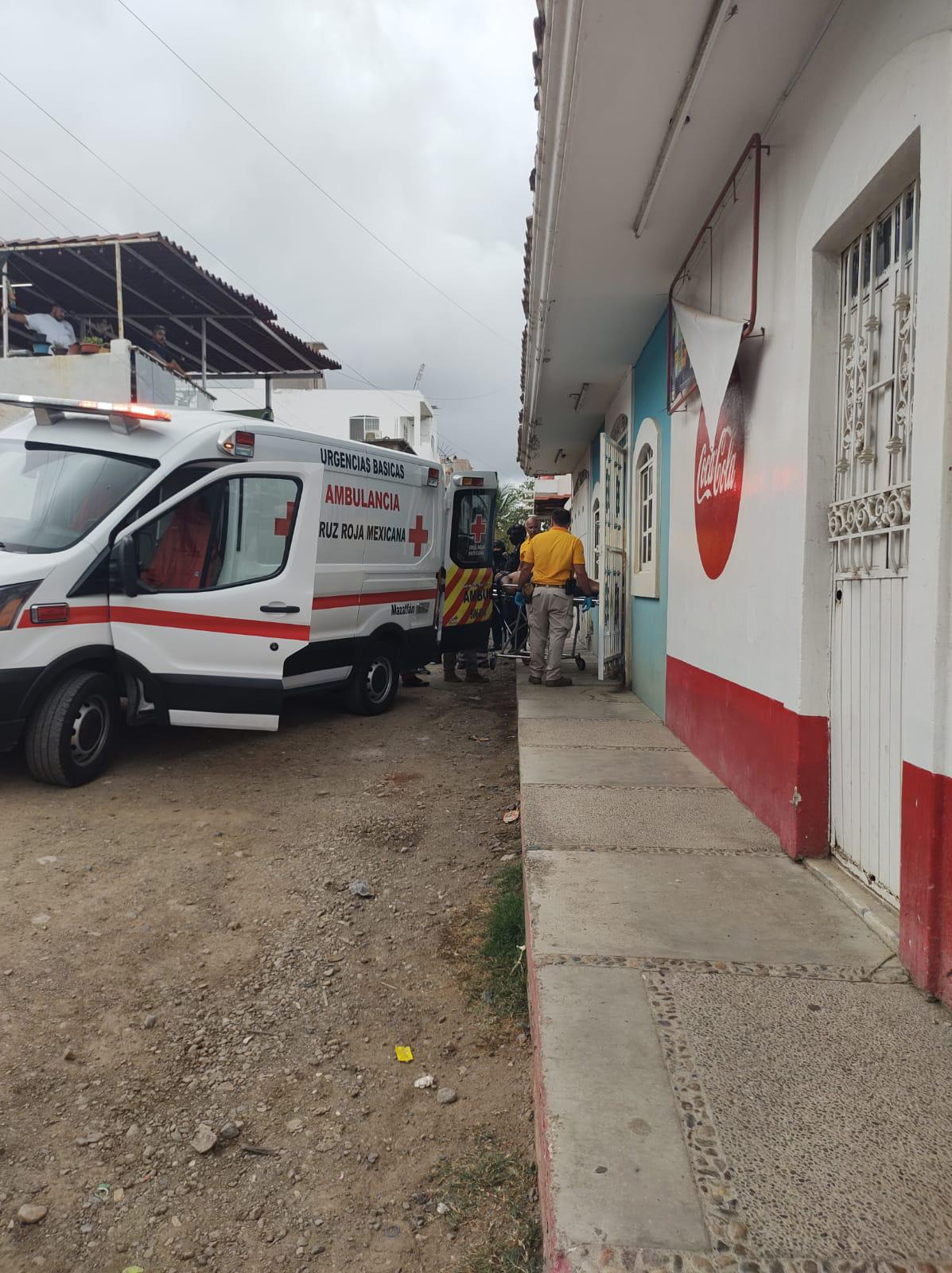 $!Se atrinchera con su hija de 2 años ‘de rehén’; intenta huir, lo balean y es detenido en Urías, en Mazatlán