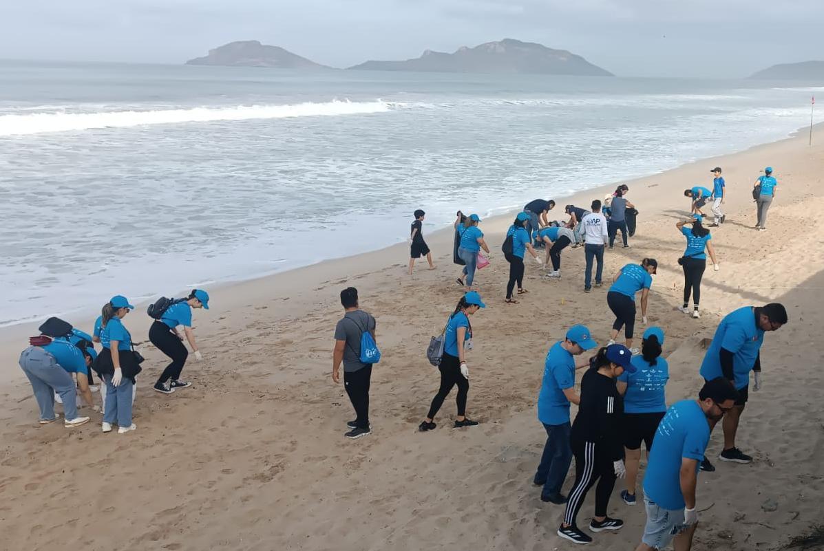 $!Ciudadanos y organizaciones se unen para limpiar las playas del malecón de Mazatlán