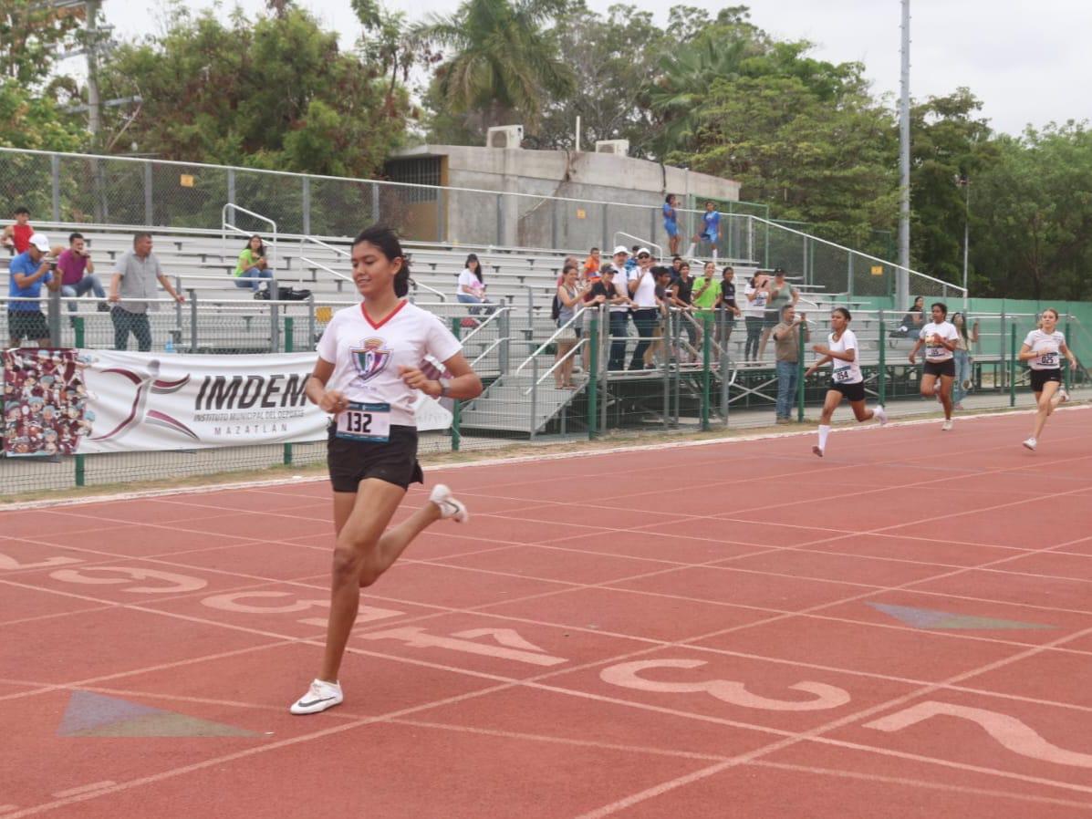 $!Estudiantes se evalúan en la prueba reina del atletismo