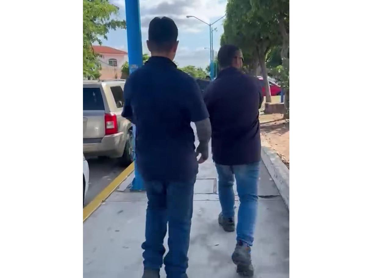 $!Denuncian robo de bocinas por vigilantes de la UAS contra manifestantes en Facultad de Odontología