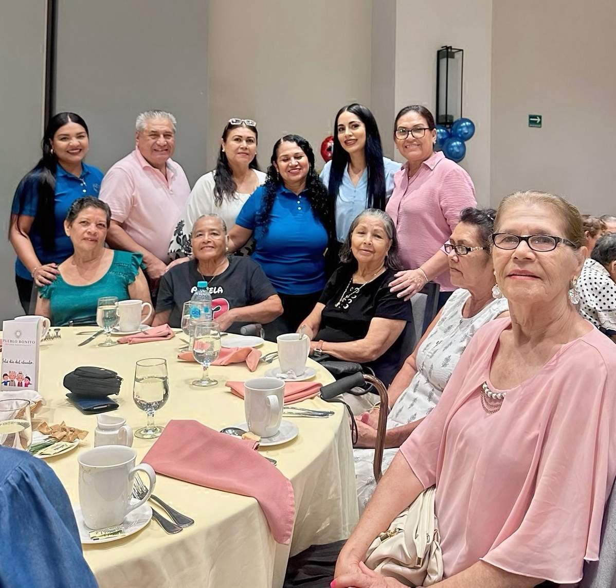 $!Abuelitos compartiendo risas en un evento lleno de amor y reconocimiento.