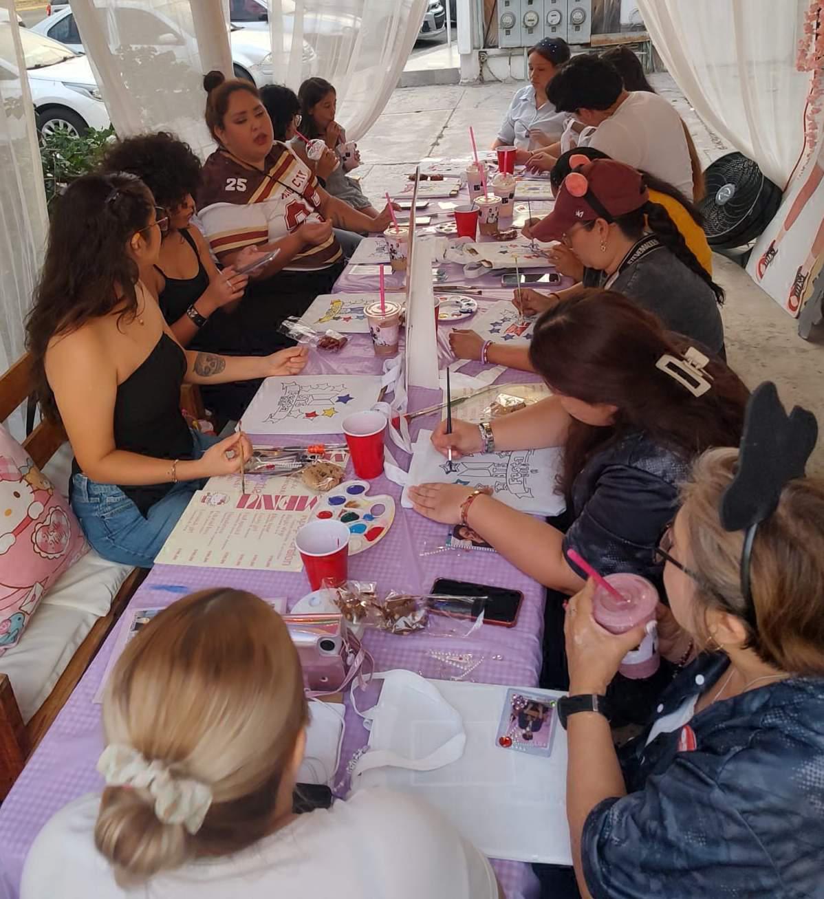 $!La celebración incluyó una actividad artística donde los asistentes plasmaron su gusto por el grupo y celebraron el Festa BTS 2026.
