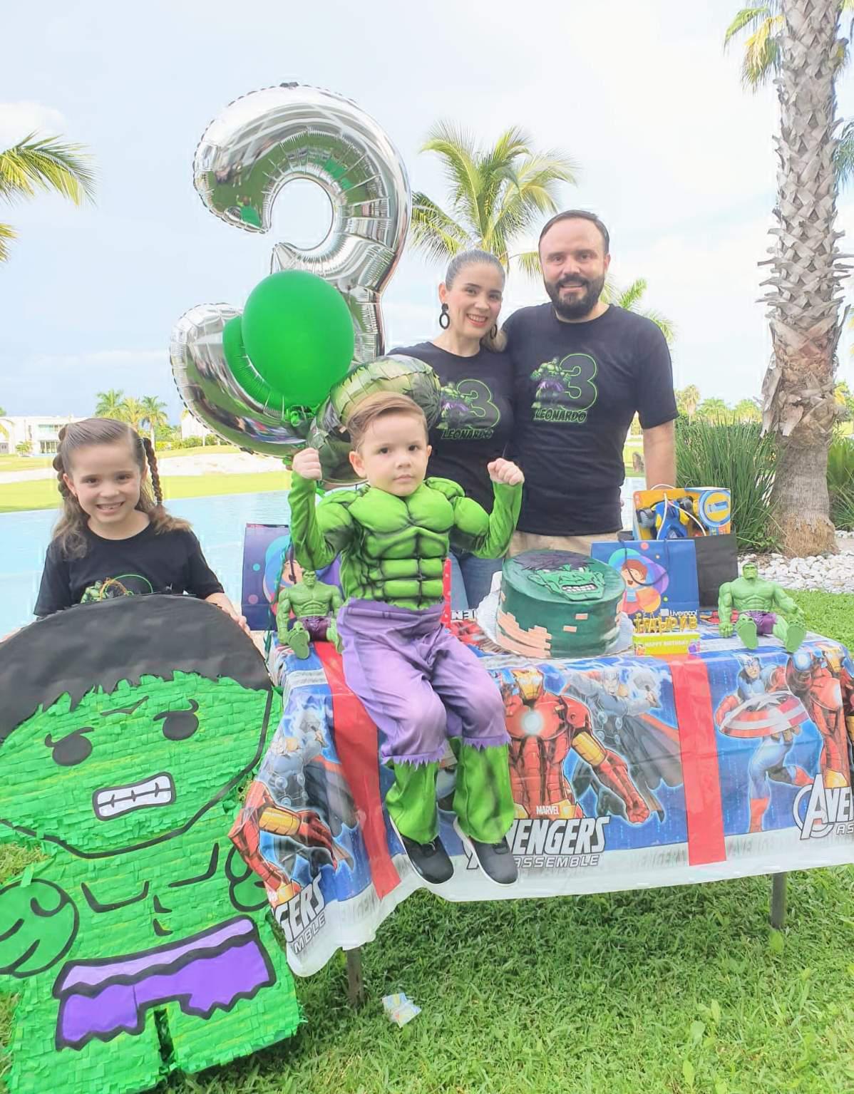 $!El cumpleañero entre sus papás, Claudia Durán de Osuna y Ramón Osuna, y su hermana, Dariana.