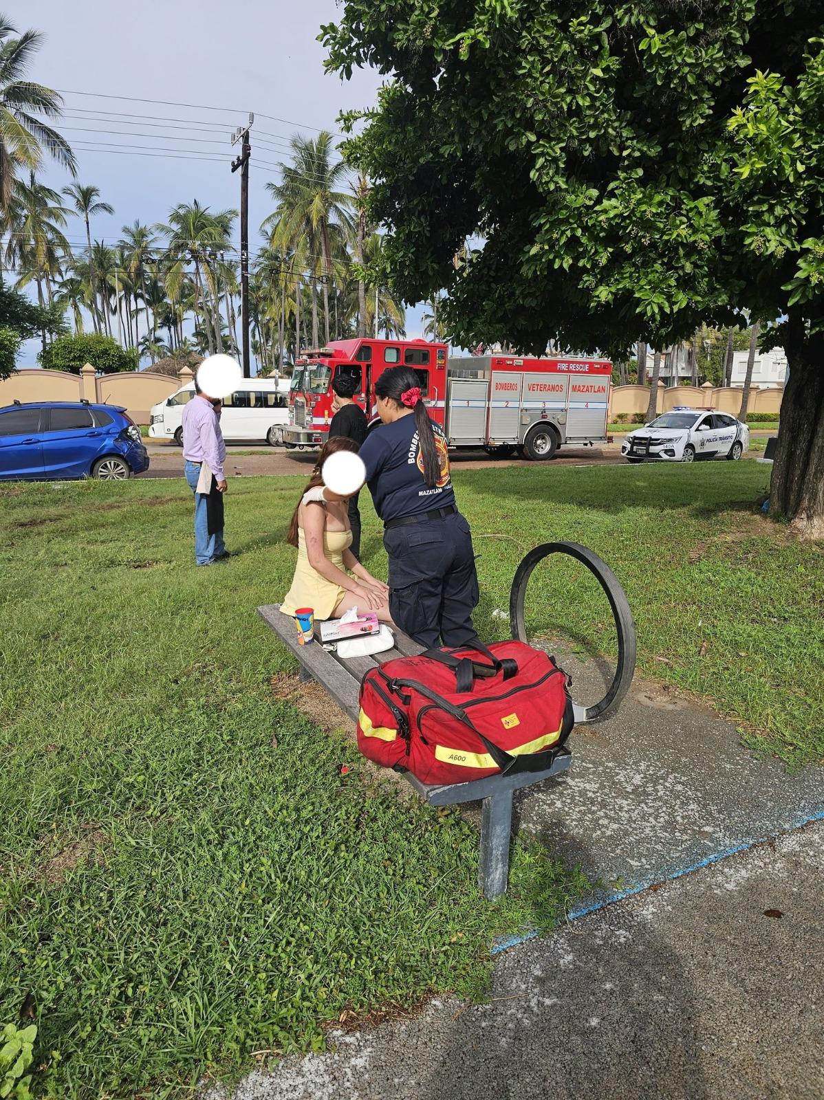 $!Choca auto contra luminaria en Mazatlán; hay dos lesionados