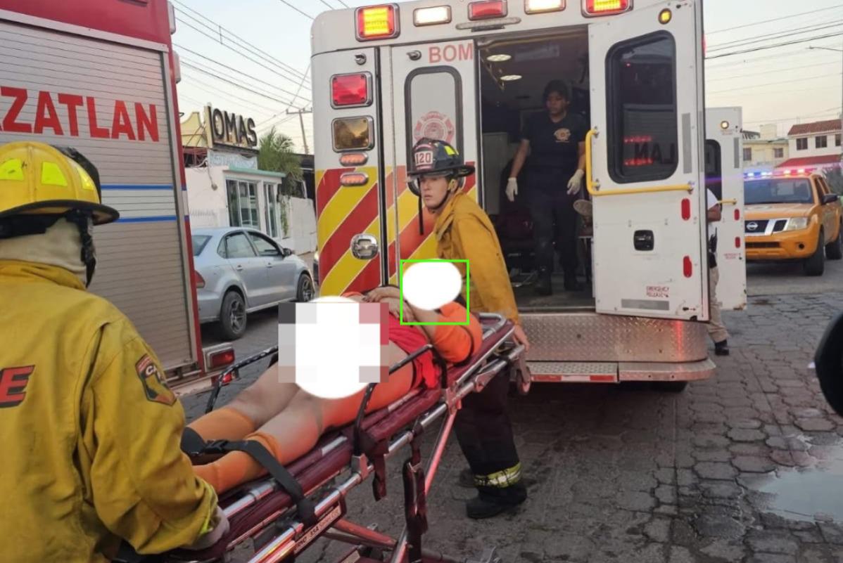 $!Automóvil choca contra árbol y derriba portón de una casa del fraccionamiento Lomas de Mazatlán