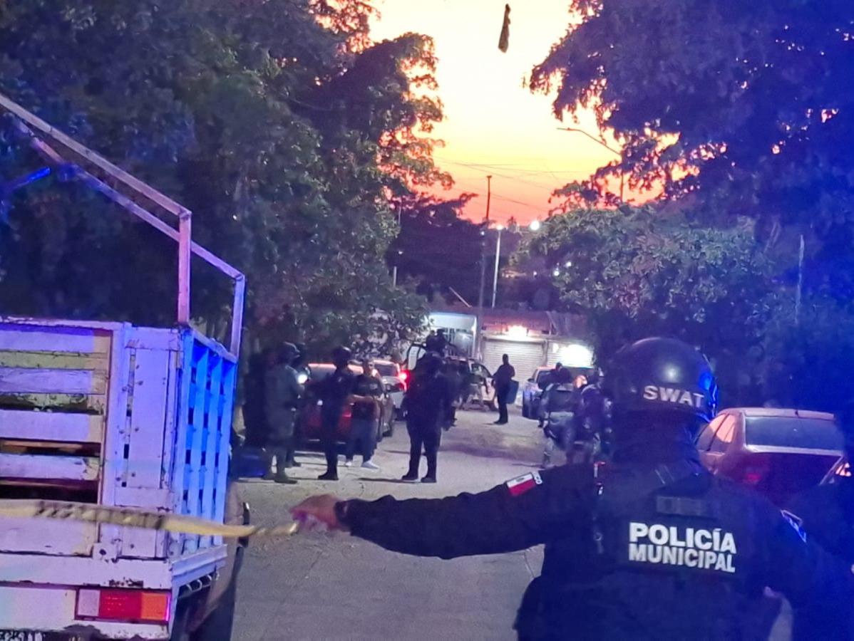$!Motociclistas disparan contra auto y hieren a una persona en Urbi Villas del Real en Mazatlán