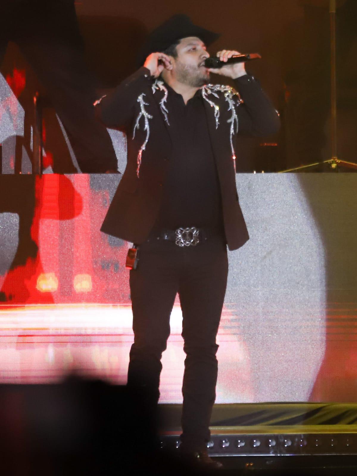 $!Abren la fiesta carnavalera Julión Álvarez y Alfredo Olivas con el Rey de la Alegría Héctor II