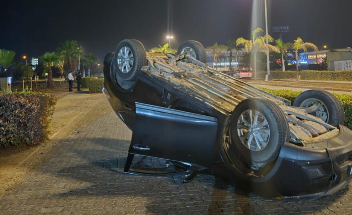 $!Camioneta se vuelca tras chocar contra camellón en la Marina Mazatlán