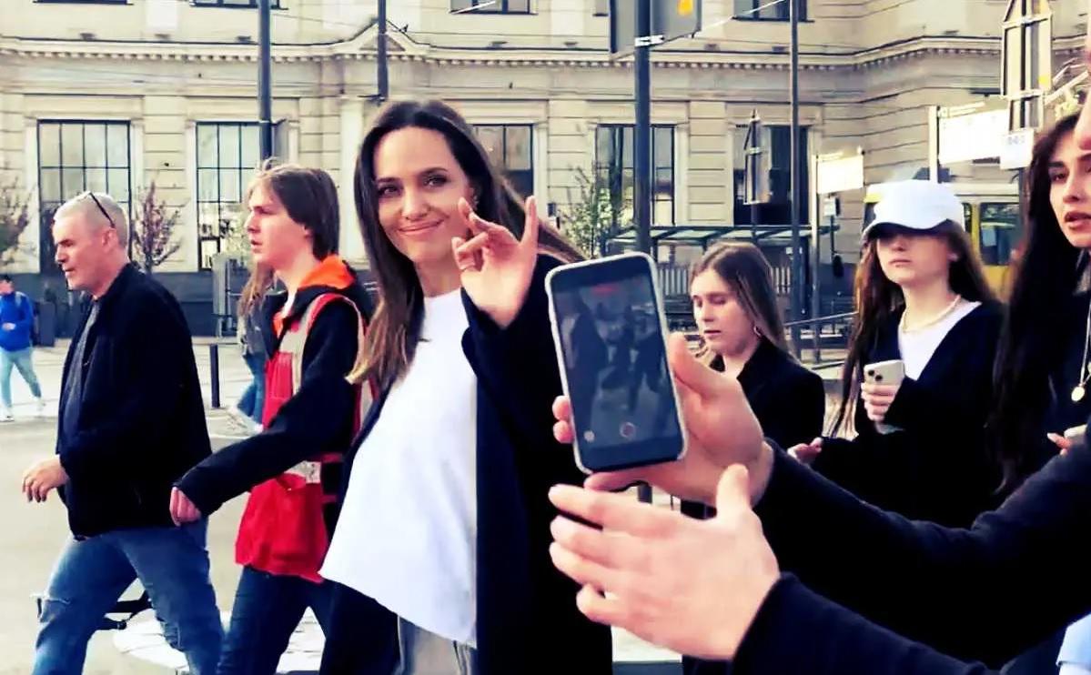 $!Evacuan de emergencia a Angelina Jolie por alarma de ataque aéreo en Ucrania