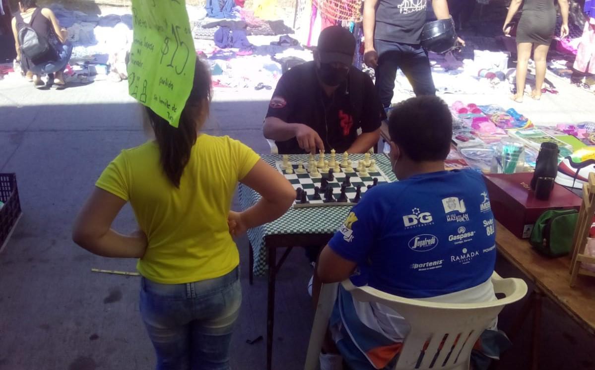 $!¿Le sabes al ajedrez? En Mazatlán, Luis te reta a ganarle una partida en el tianguis de la Juárez