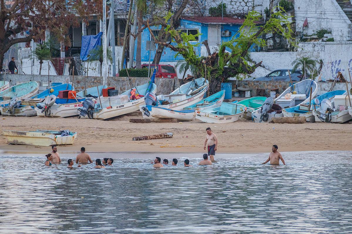 $!A los 10 días de Otis, en algunas playas del puerto había bañistas. La imagen corresponde a la playa Tlacopanocha.