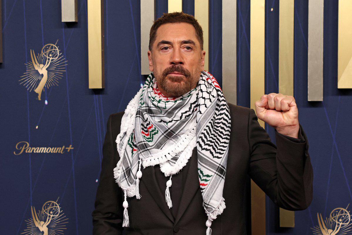 $!Javier Bardem dice “¡Palestina libre!” en la alfombra de los Emmys.