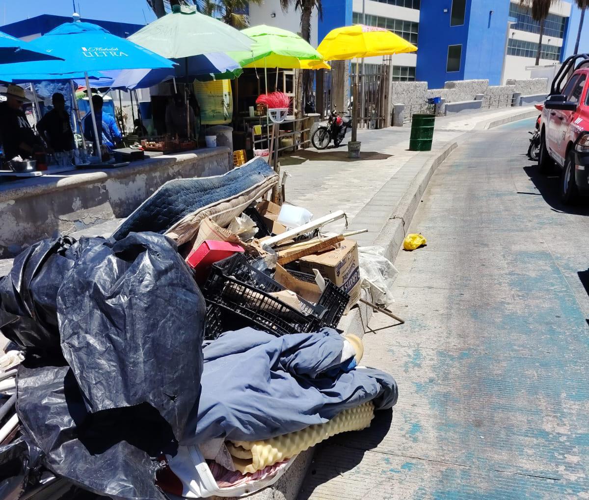 $!Retiran basura y objetos peligrosos para prevenir accidentes entre bañistas en Playa Pinitos, en Mazatlán