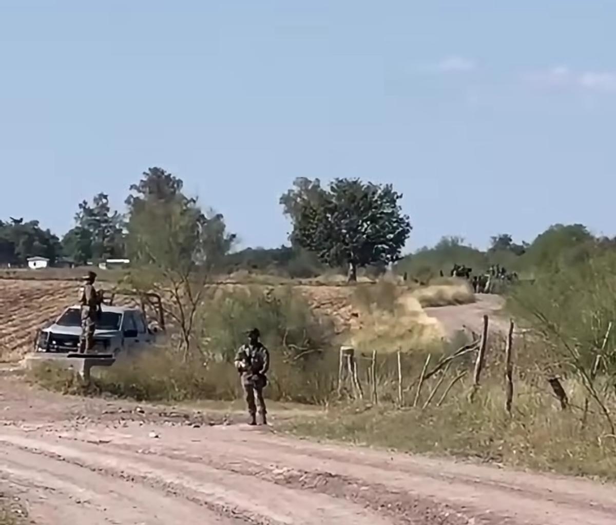 $!Persecución en la zona rural de Guasave deja dos vehículos de lujo asegurados por la Marina