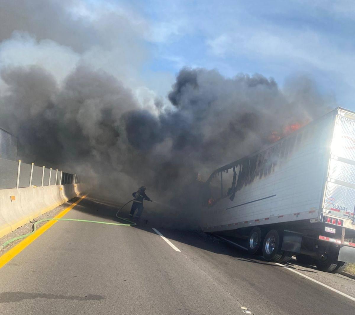 $!Cierran por hora y media la Mazatlán-Culiacán por incendio de tráiler cerca de Mármol