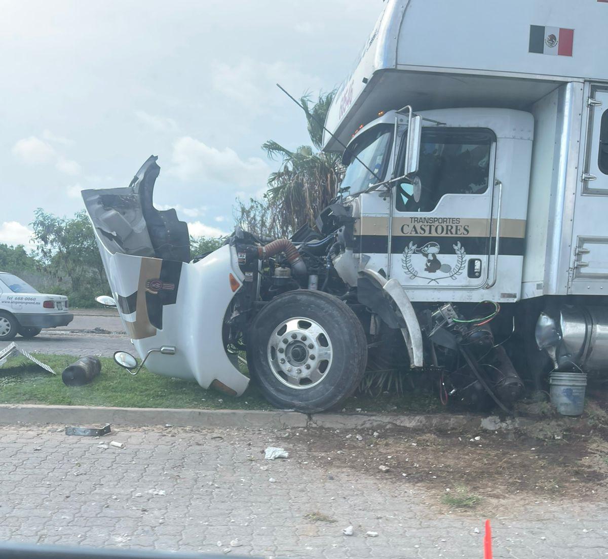 $!Choca camión y provoca caos vial sobre la Avenida Sábalo Cerritos, en Mazatlán