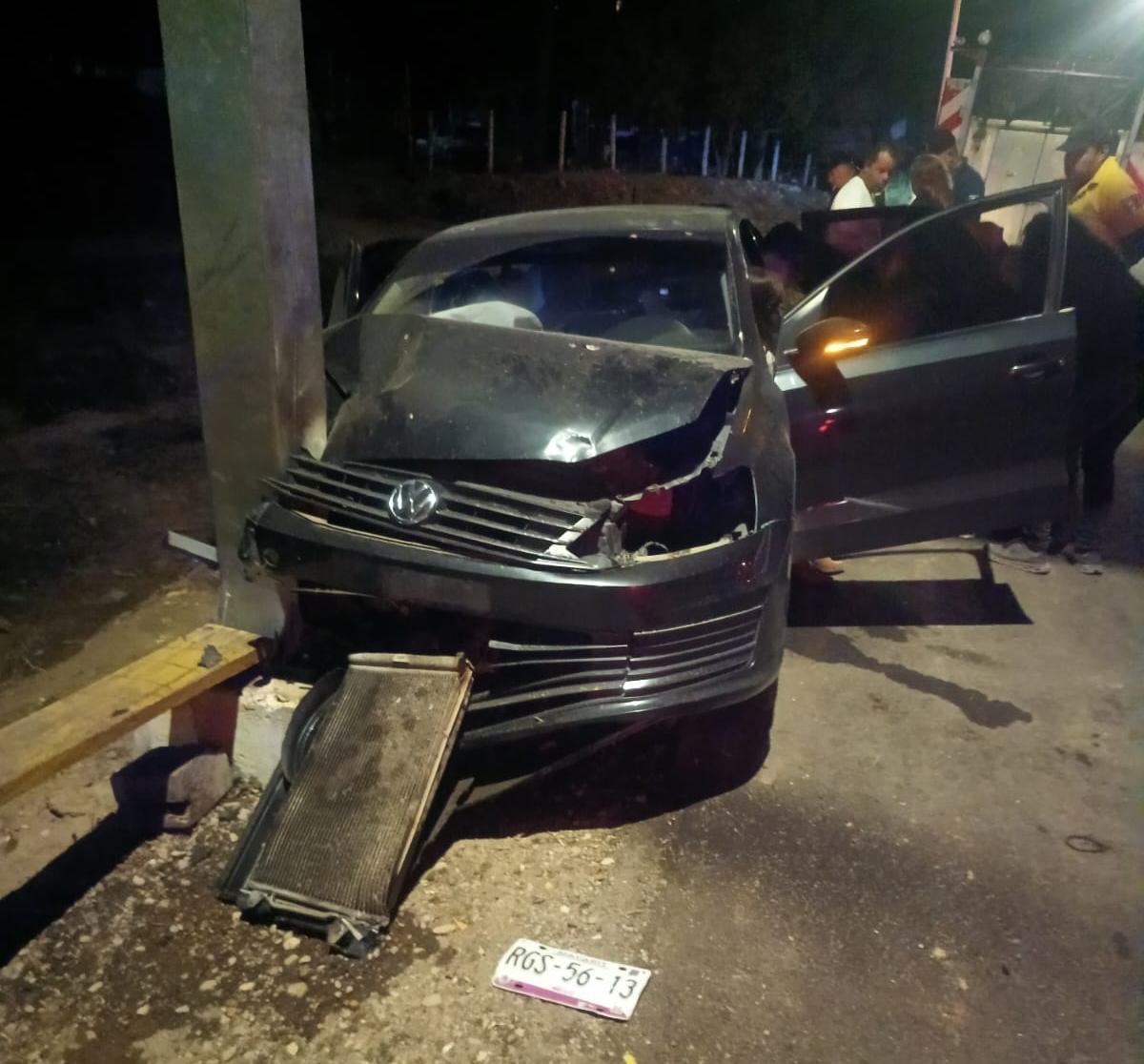 $!Tripulantes de vehículo terminan en hospital tras chocar auto contra señalamiento en Chilillos, Rosario