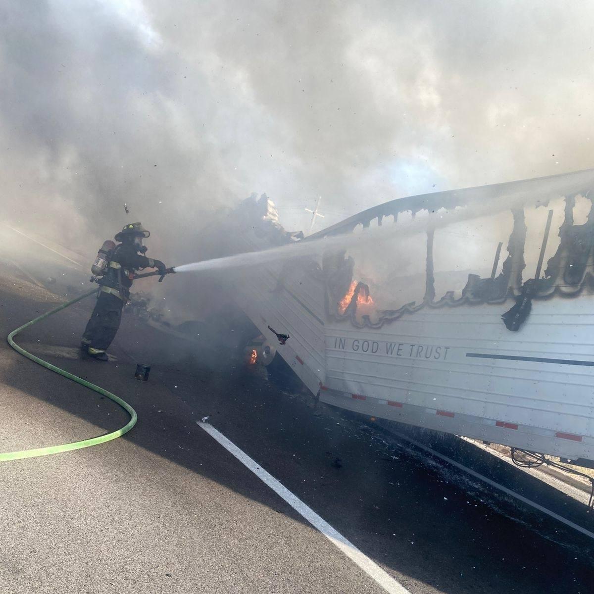 $!Cierran por hora y media la Mazatlán-Culiacán por incendio de tráiler cerca de Mármol